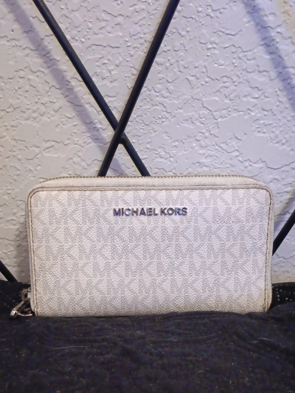 Michael Kors Signature Zip Wallet in Cream/Light Beige